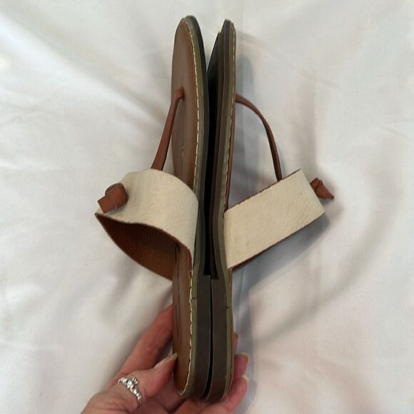 Seven7 size 9 cream and tan faux leather flip flops sandals EUC No box - Picture 8 of 13